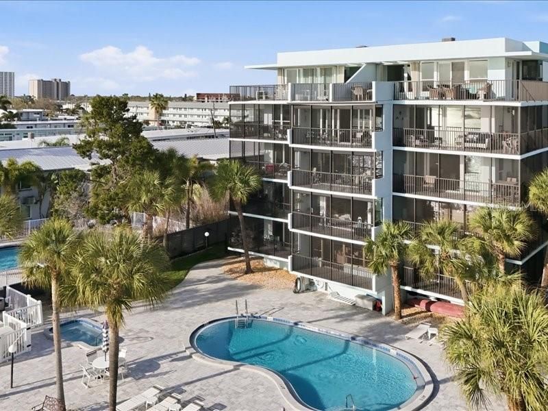 Activo con contrato: $549,000 (2 camas, 2 baños, 1085 Pies cuadrados)