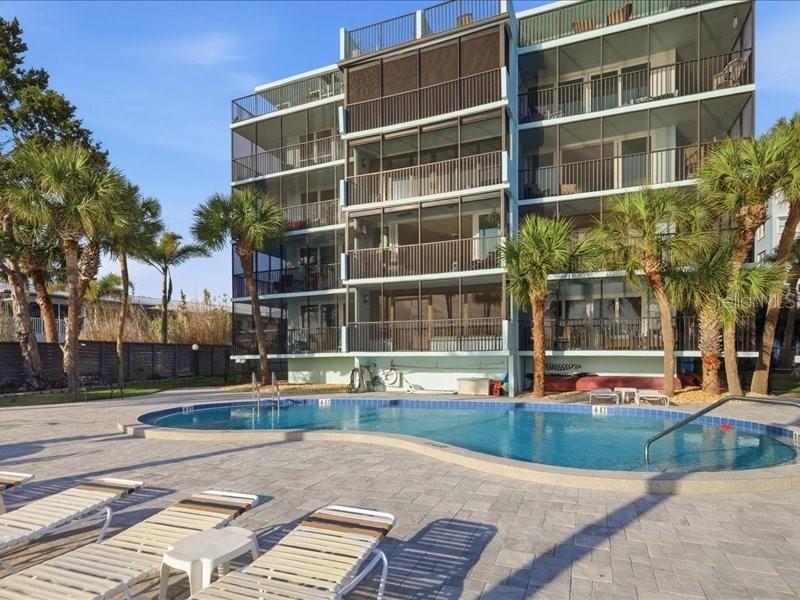 Activo con contrato: $549,000 (2 camas, 2 baños, 1085 Pies cuadrados)