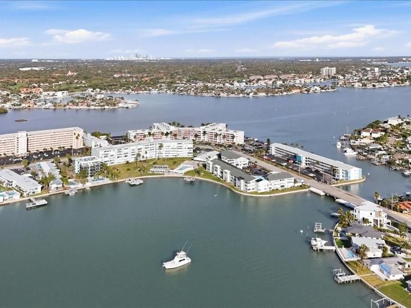Activo con contrato: $549,000 (2 camas, 2 baños, 1085 Pies cuadrados)