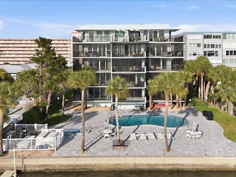 Activo con contrato: $549,000 (2 camas, 2 baños, 1085 Pies cuadrados)