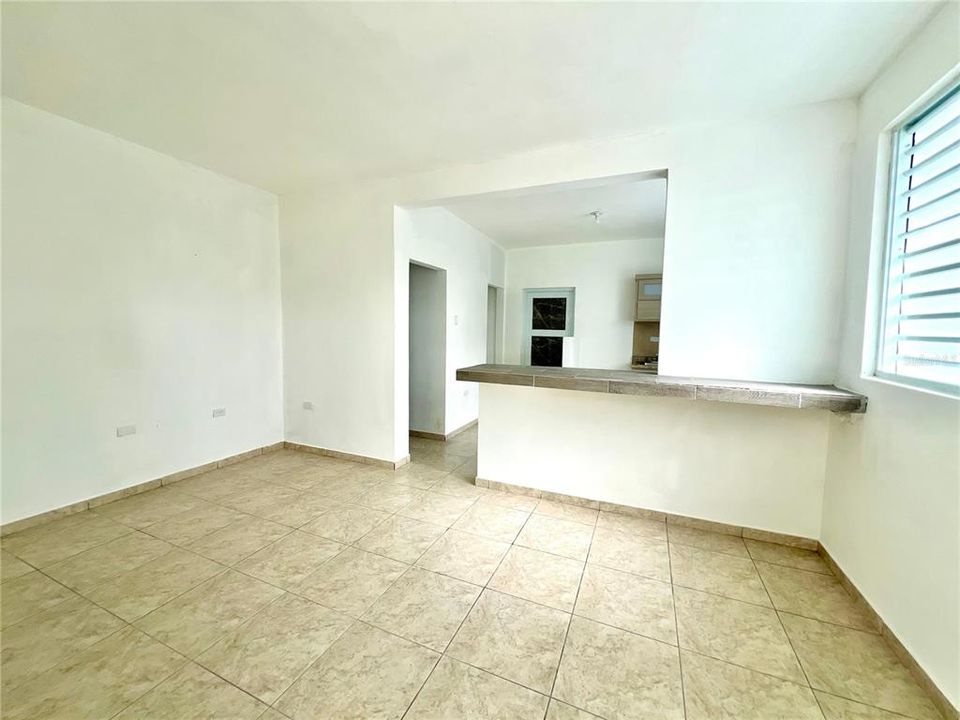 Activo con contrato: $205,000 (4 camas, 2 baños, 1646 Pies cuadrados)