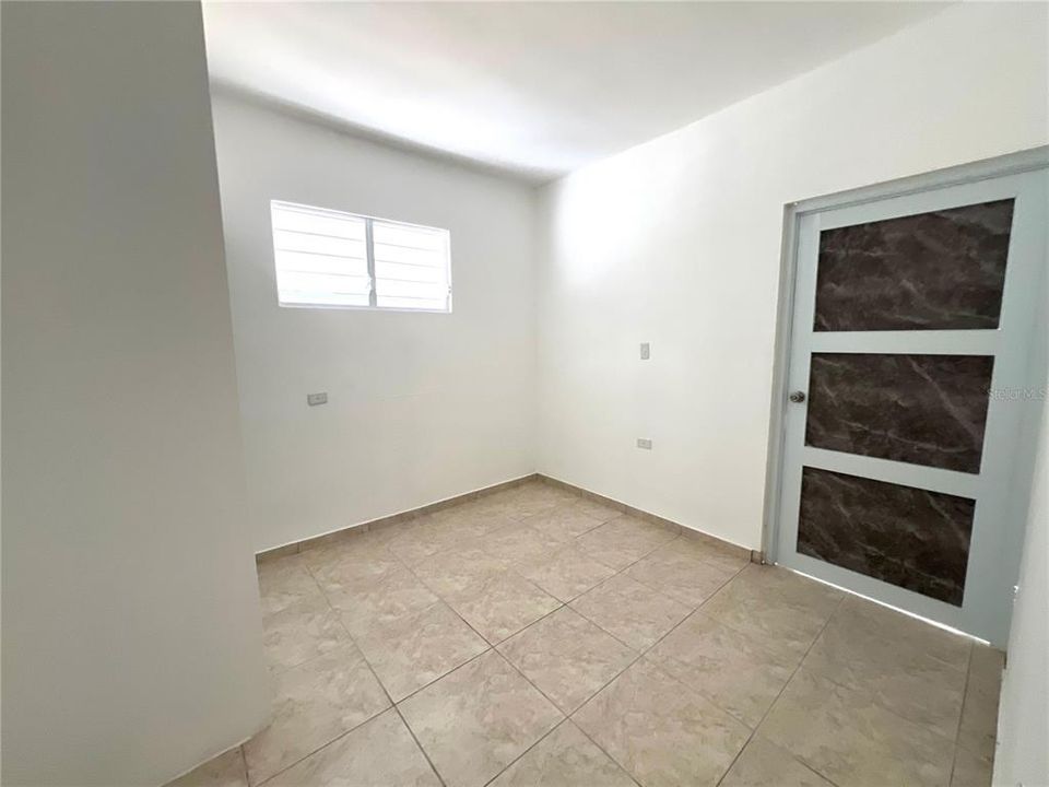 Activo con contrato: $205,000 (4 camas, 2 baños, 1646 Pies cuadrados)