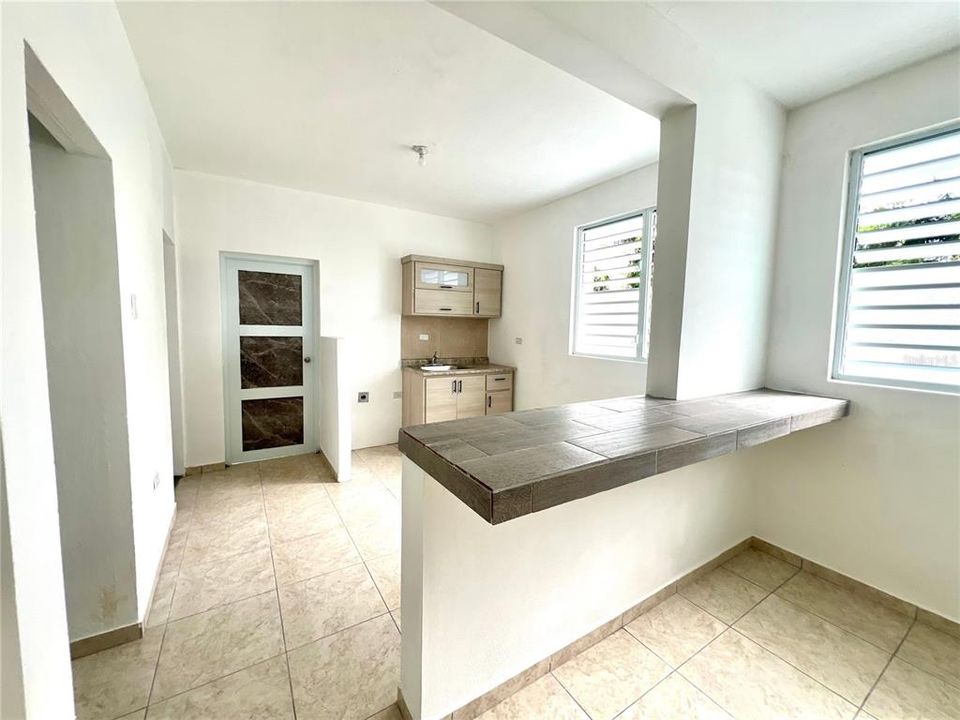 Activo con contrato: $205,000 (4 camas, 2 baños, 1646 Pies cuadrados)