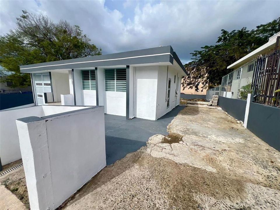 Activo con contrato: $205,000 (4 camas, 2 baños, 1646 Pies cuadrados)