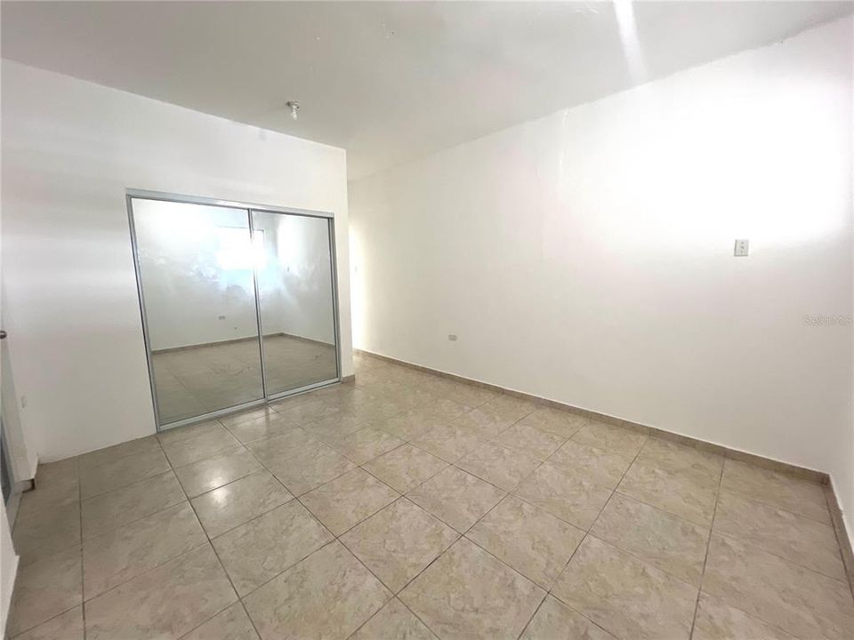 Activo con contrato: $205,000 (4 camas, 2 baños, 1646 Pies cuadrados)