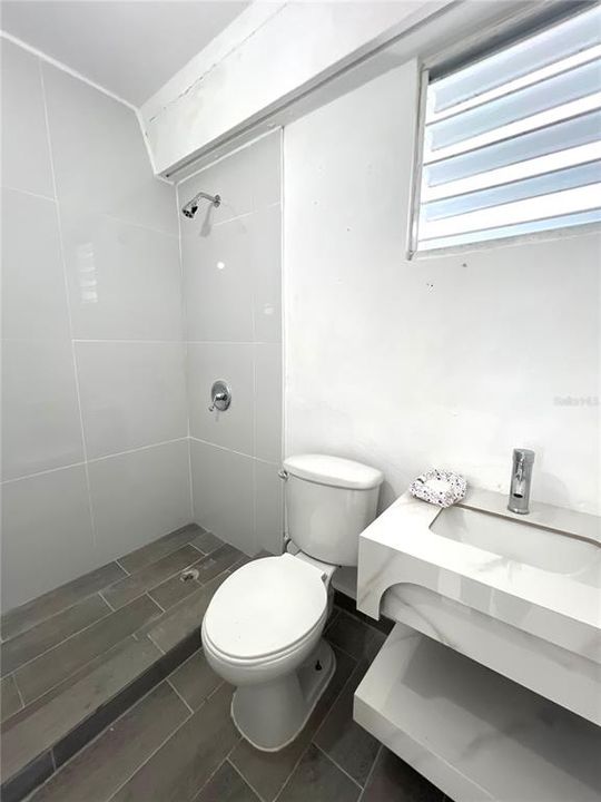 Activo con contrato: $205,000 (4 camas, 2 baños, 1646 Pies cuadrados)