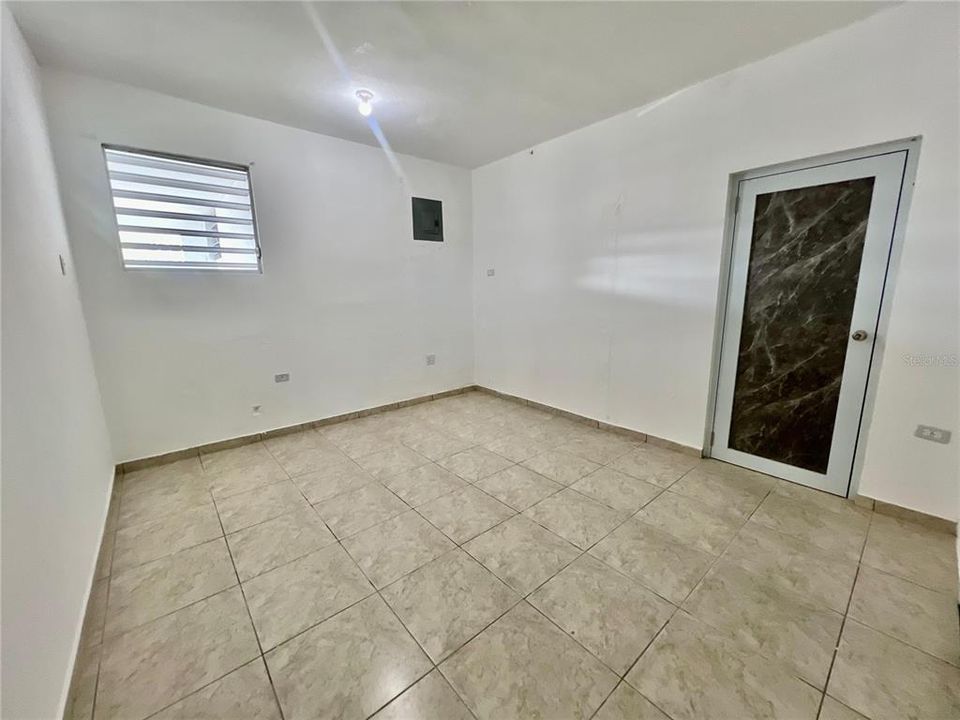 Activo con contrato: $205,000 (4 camas, 2 baños, 1646 Pies cuadrados)