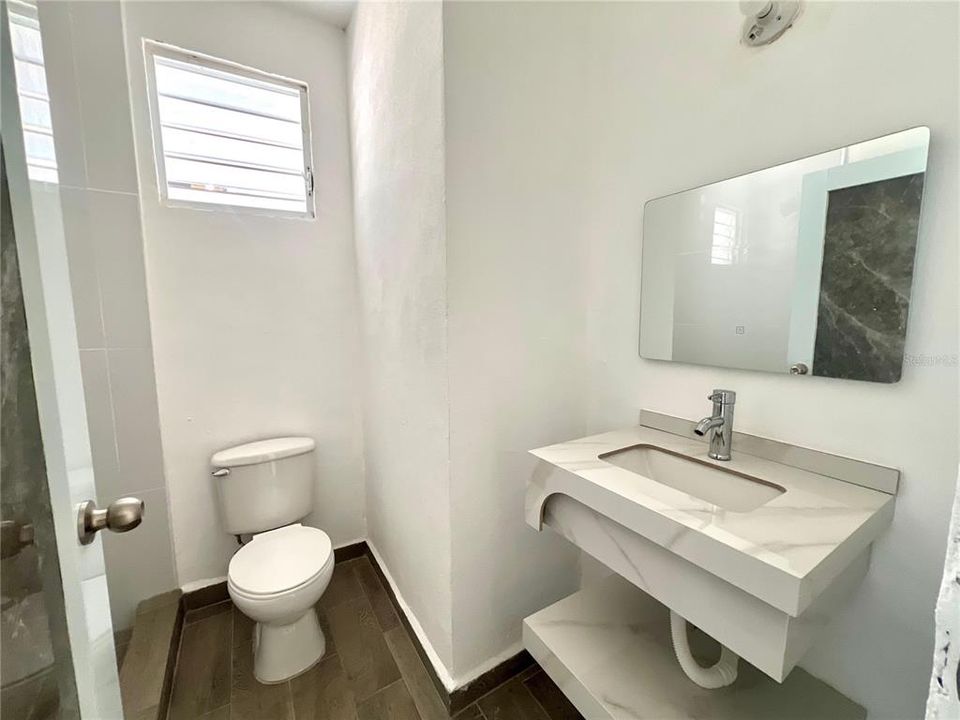 Activo con contrato: $205,000 (4 camas, 2 baños, 1646 Pies cuadrados)