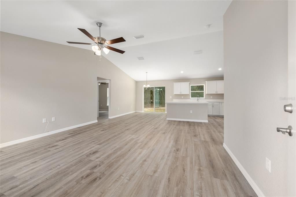 Activo con contrato: $268,900 (3 camas, 2 baños, 1400 Pies cuadrados)