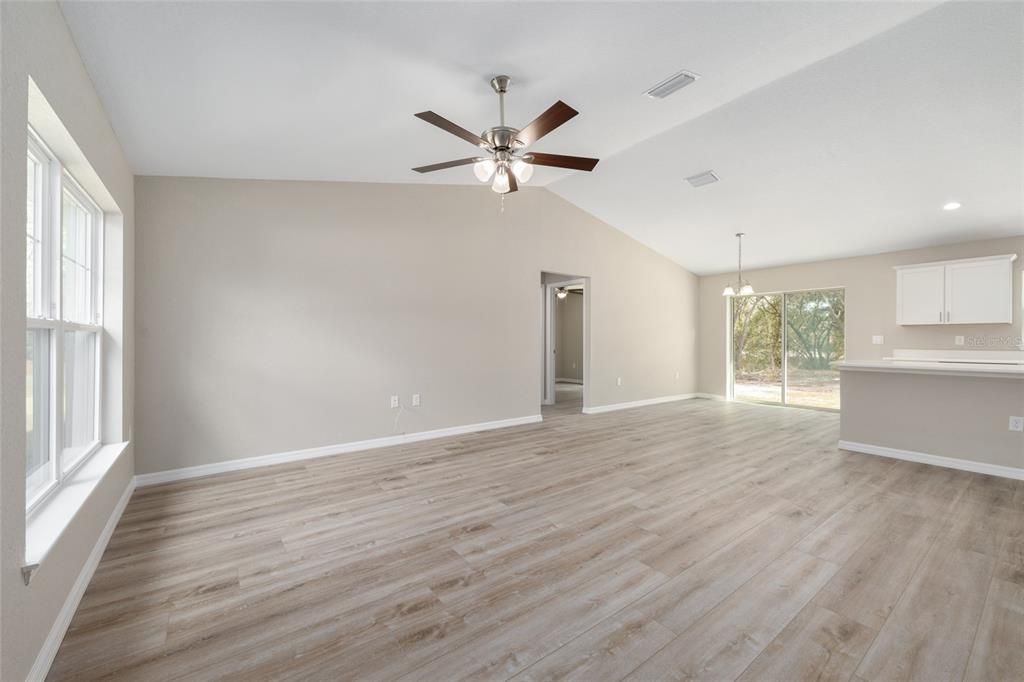 Activo con contrato: $268,900 (3 camas, 2 baños, 1400 Pies cuadrados)