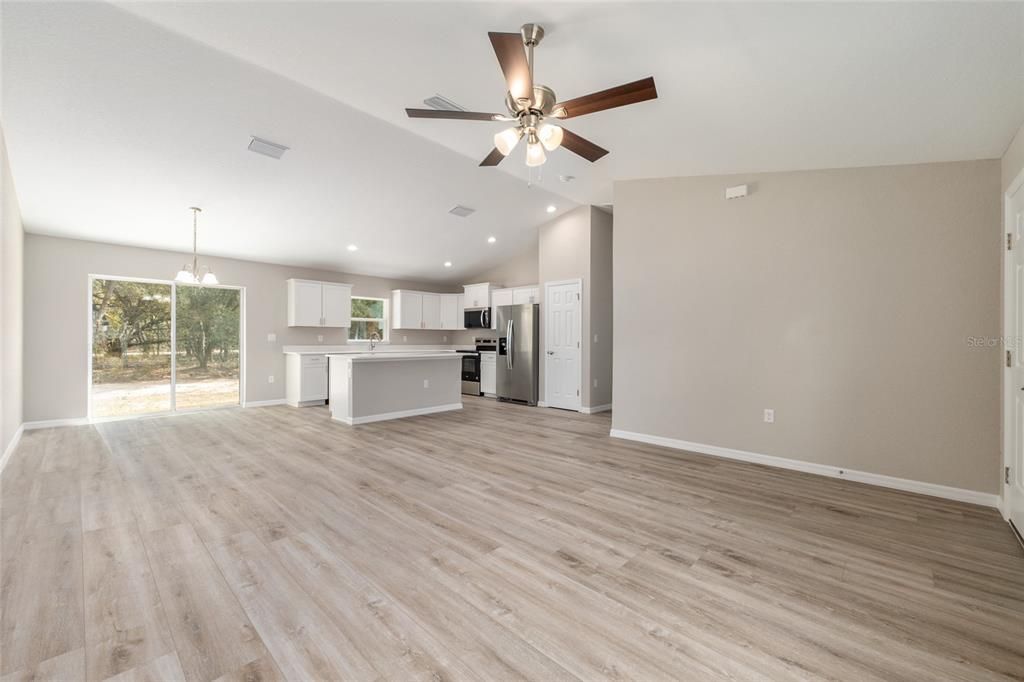 Activo con contrato: $268,900 (3 camas, 2 baños, 1400 Pies cuadrados)