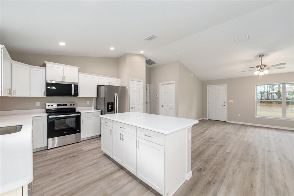 Activo con contrato: $268,900 (3 camas, 2 baños, 1400 Pies cuadrados)