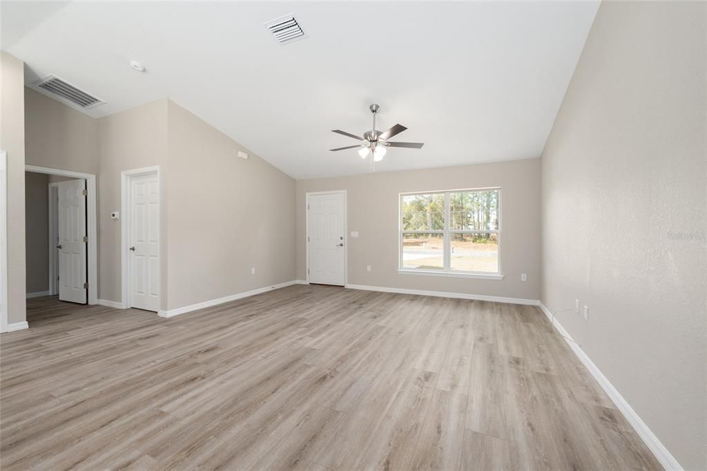 Activo con contrato: $268,900 (3 camas, 2 baños, 1400 Pies cuadrados)