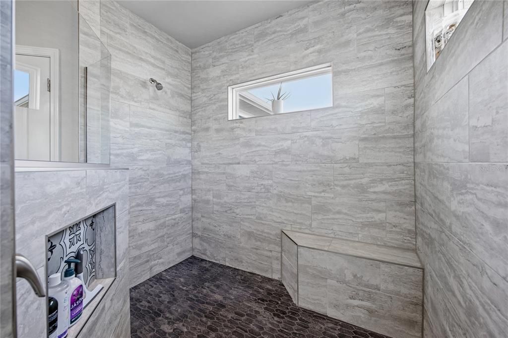 Activo con contrato: $410,000 (3 camas, 2 baños, 1695 Pies cuadrados)