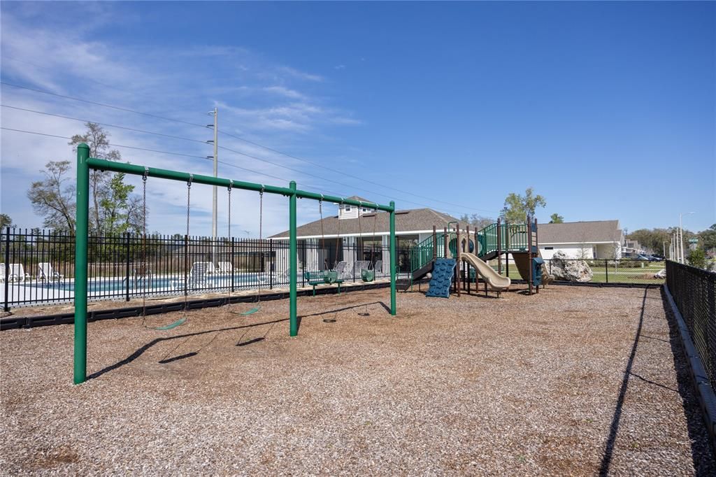 Activo con contrato: $410,000 (3 camas, 2 baños, 1695 Pies cuadrados)