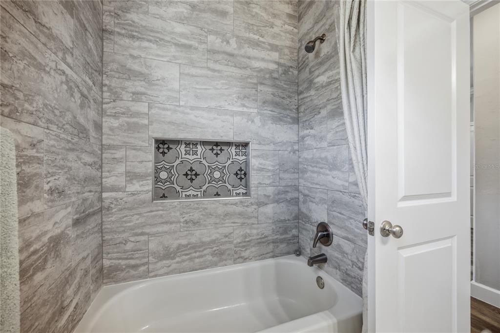 Activo con contrato: $410,000 (3 camas, 2 baños, 1695 Pies cuadrados)