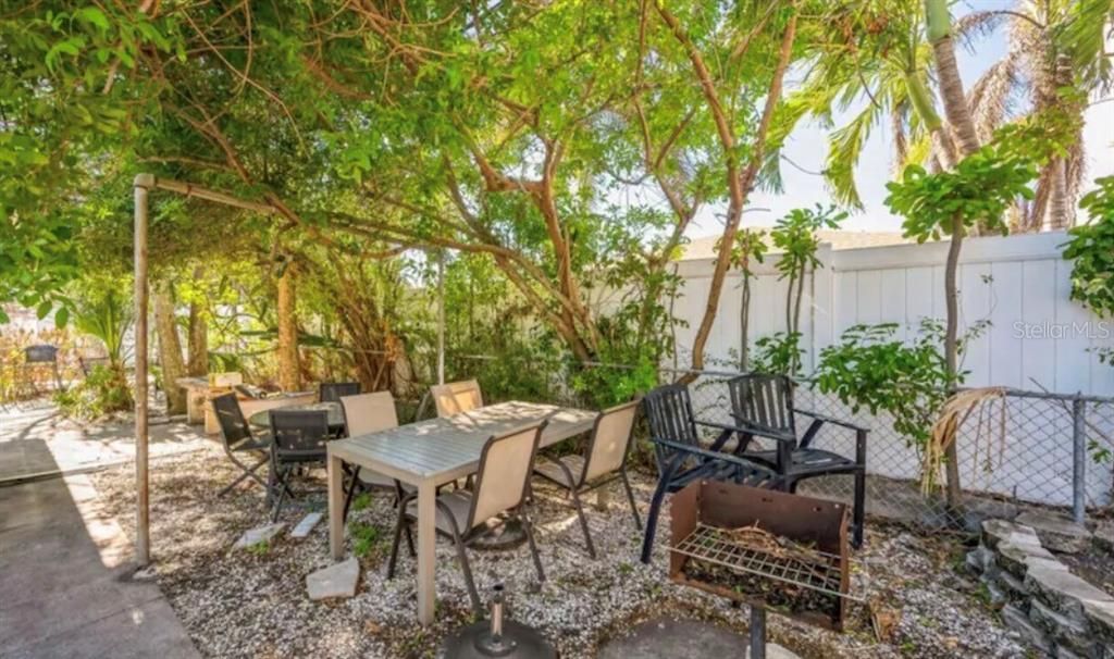 На продажу: $1,088,000 (3 спален, 0 ванн, 1949 Квадратных фут)