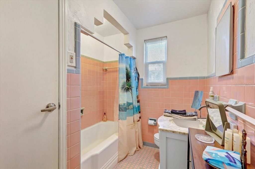 На продажу: $1,088,000 (3 спален, 0 ванн, 1949 Квадратных фут)