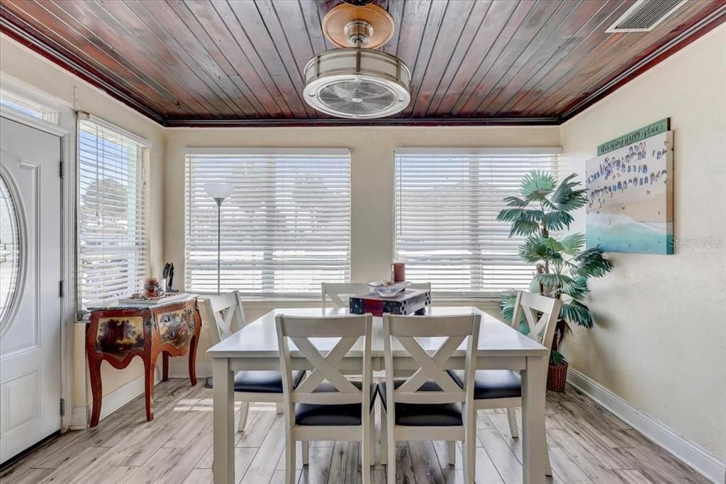 На продажу: $1,088,000 (3 спален, 0 ванн, 1949 Квадратных фут)