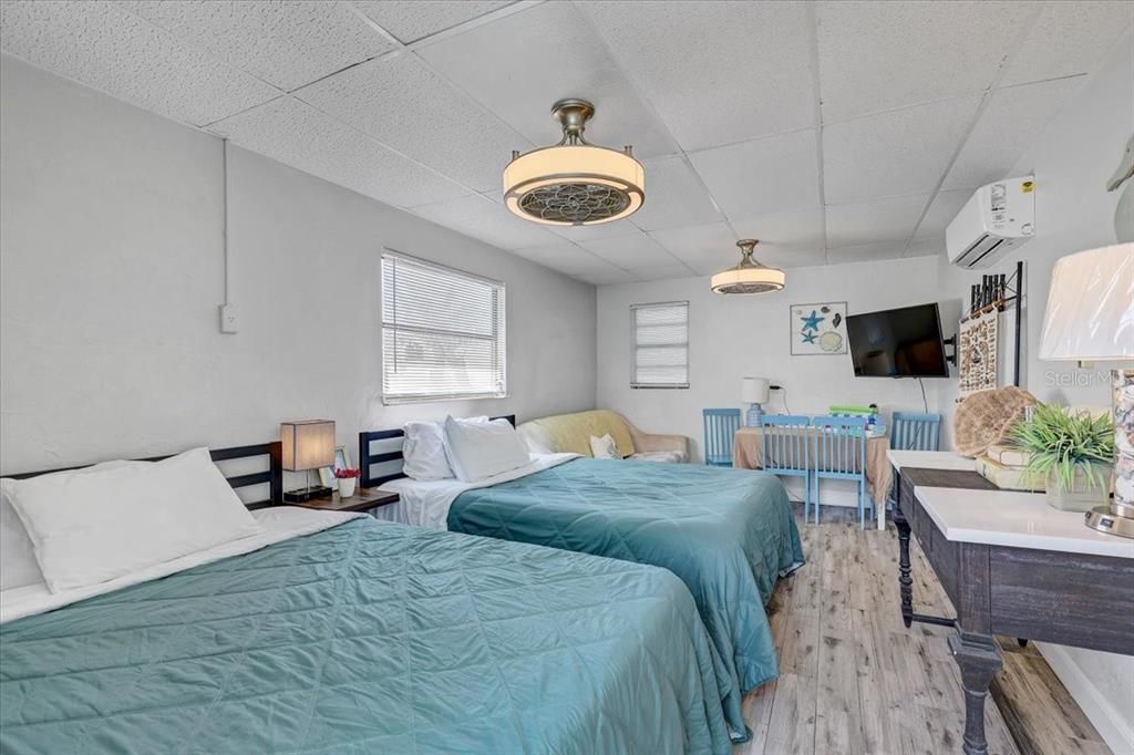 На продажу: $1,088,000 (3 спален, 0 ванн, 1949 Квадратных фут)