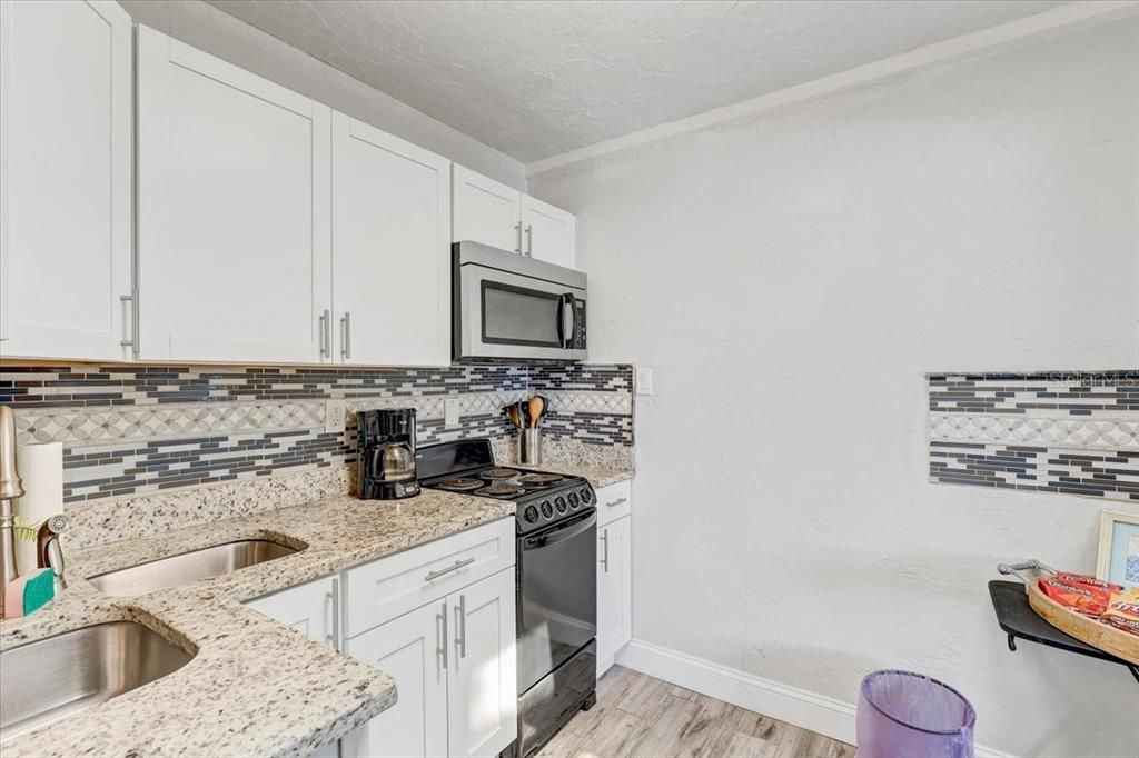 На продажу: $1,088,000 (3 спален, 0 ванн, 1949 Квадратных фут)