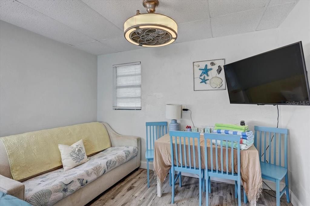 На продажу: $1,088,000 (3 спален, 0 ванн, 1949 Квадратных фут)