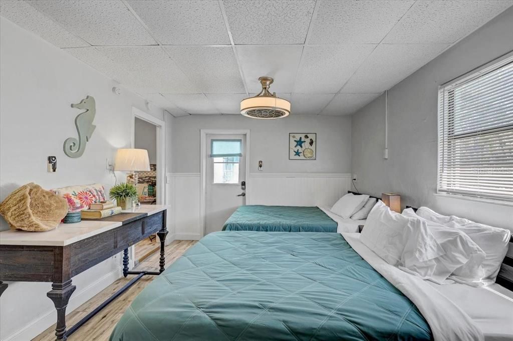 На продажу: $1,088,000 (3 спален, 0 ванн, 1949 Квадратных фут)