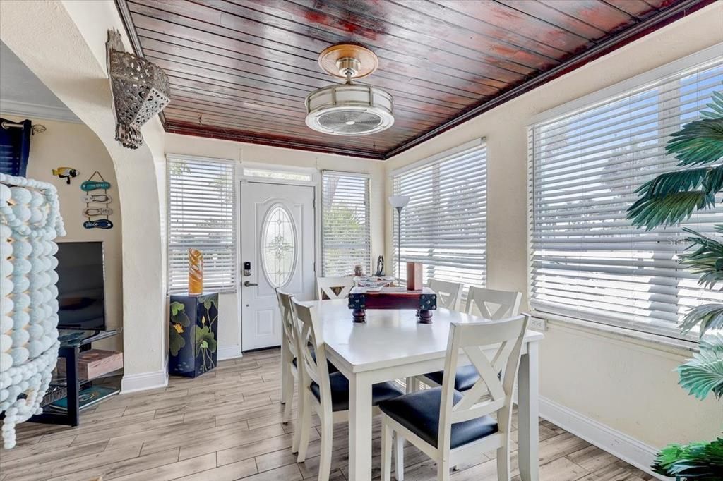 На продажу: $1,088,000 (3 спален, 0 ванн, 1949 Квадратных фут)