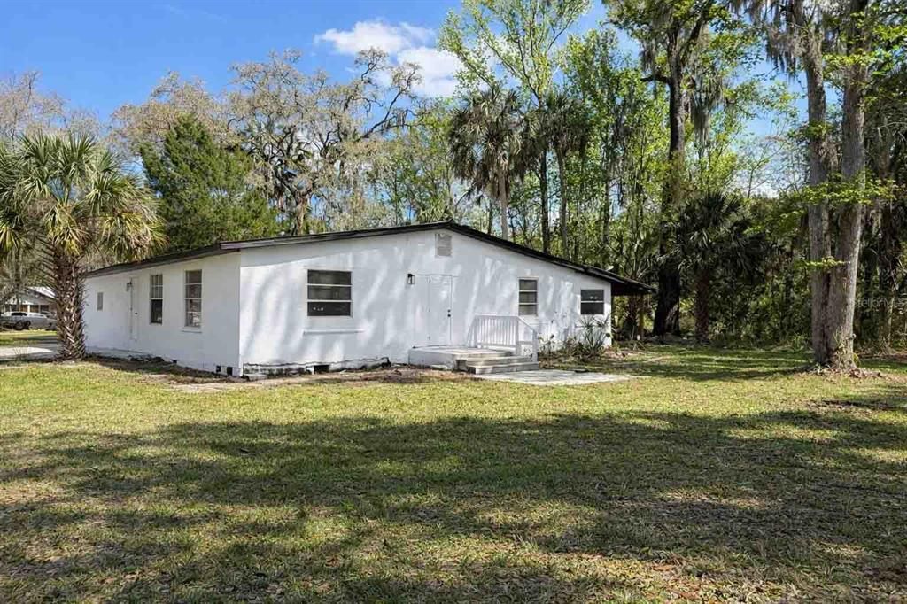 For Sale: $299,900 (5 beds, 2 baths, 2400 Square Feet)