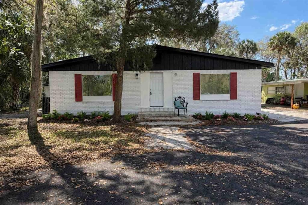 For Sale: $299,900 (5 beds, 2 baths, 2400 Square Feet)