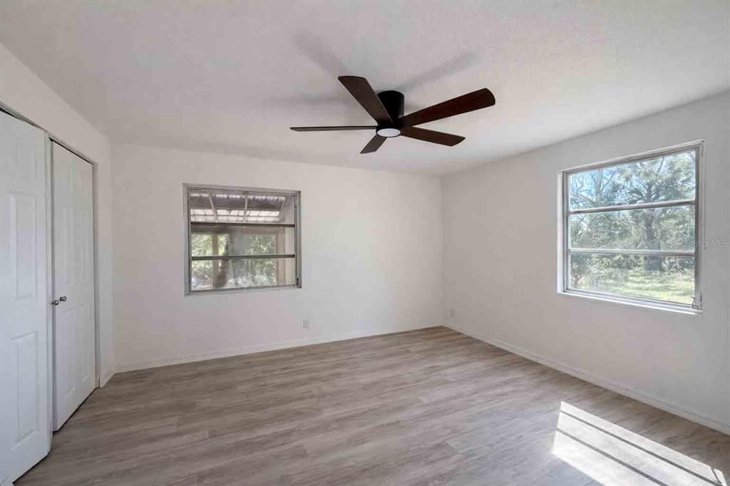 For Sale: $299,900 (5 beds, 2 baths, 2400 Square Feet)