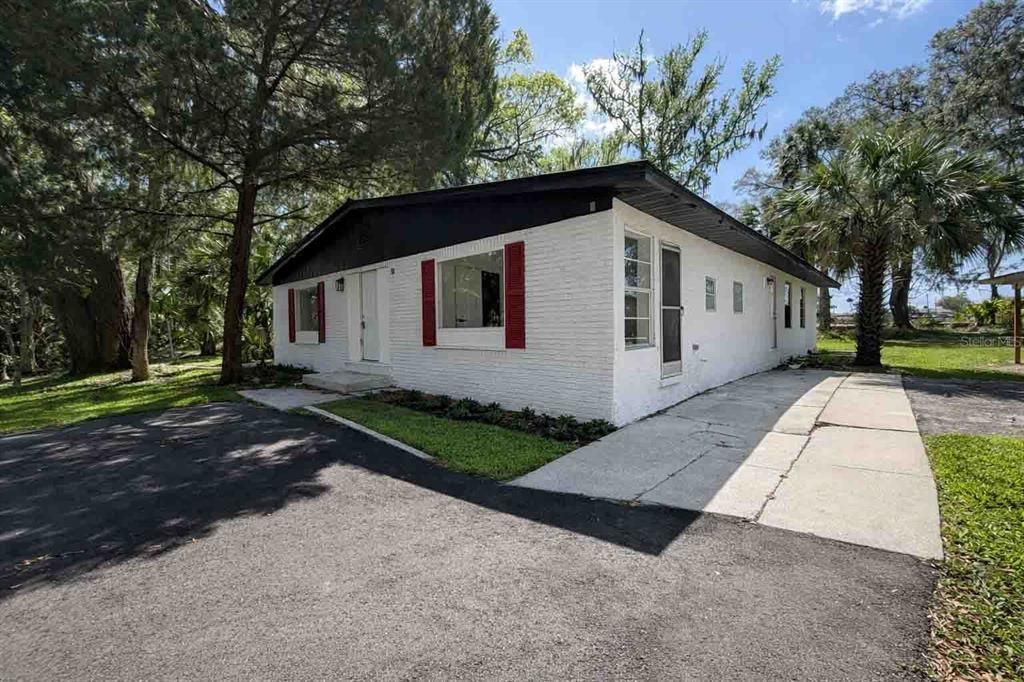 For Sale: $299,900 (5 beds, 2 baths, 2400 Square Feet)