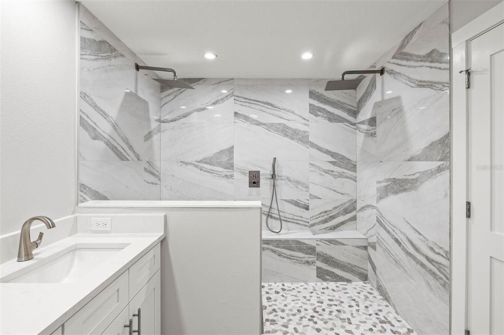 En Venta: $889,000 (4 camas, 2 baños, 1860 Pies cuadrados)