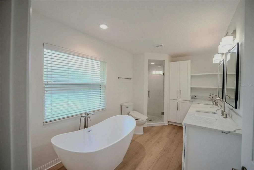 На продажу: $369,900 (3 спален, 2 ванн, 2082 Квадратных фут)