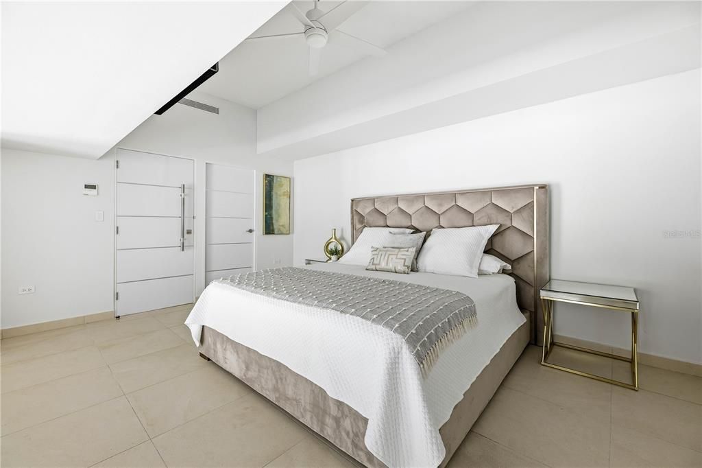 For Sale: $1,300,000 (1 beds, 2 baths, 1700 Square Feet)