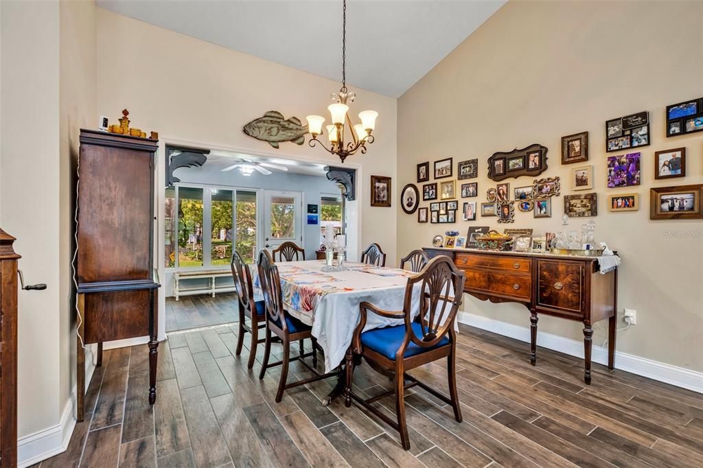 En Venta: $570,000 (3 camas, 2 baños, 1921 Pies cuadrados)