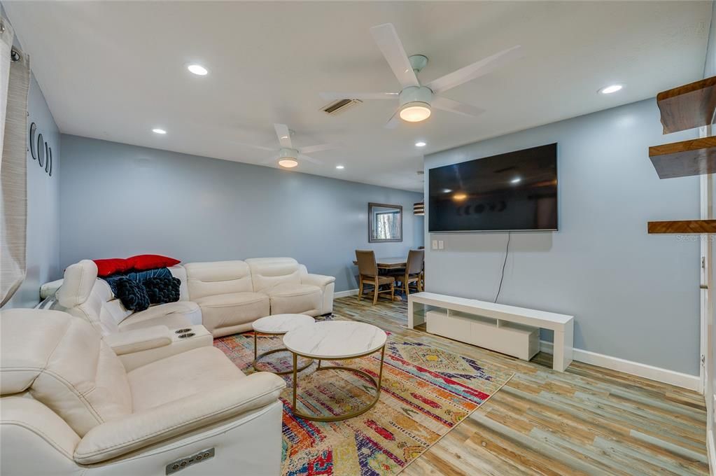 For Sale: $155,000 (2 beds, 1 baths, 995 Square Feet)