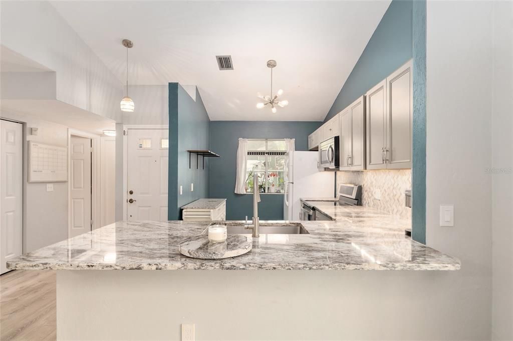 合同活跃: $275,000 (3 贝兹, 2 浴室, 1683 平方英尺)