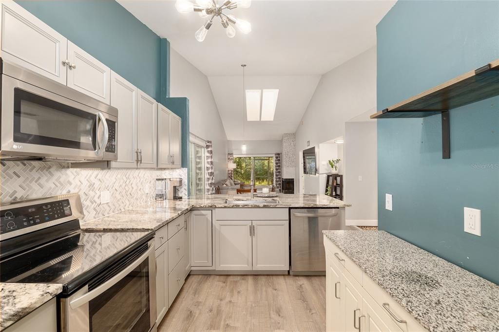 合同活跃: $275,000 (3 贝兹, 2 浴室, 1683 平方英尺)