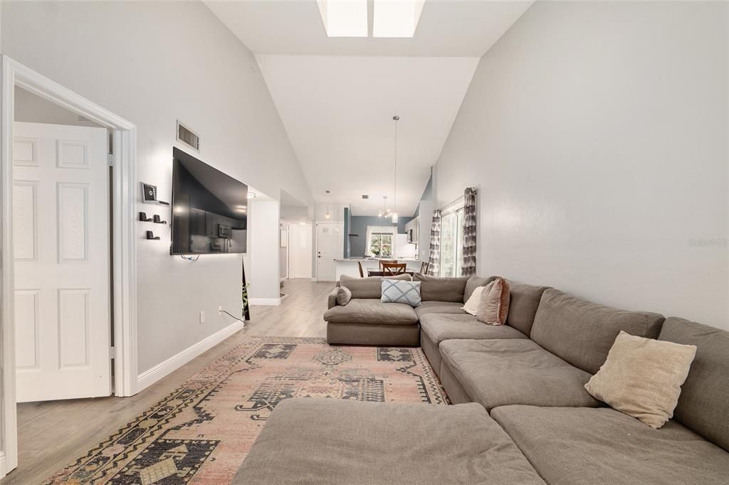 合同活跃: $275,000 (3 贝兹, 2 浴室, 1683 平方英尺)