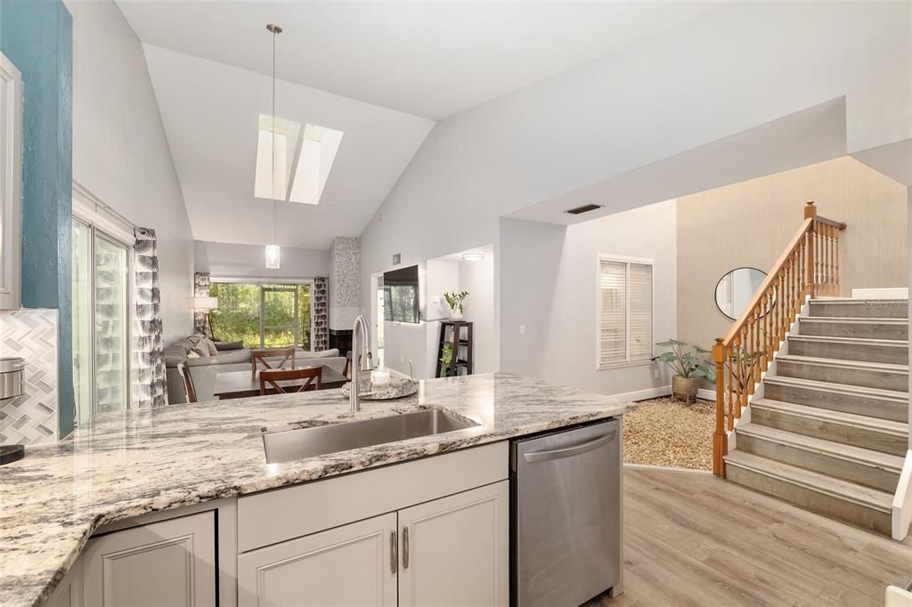 合同活跃: $275,000 (3 贝兹, 2 浴室, 1683 平方英尺)