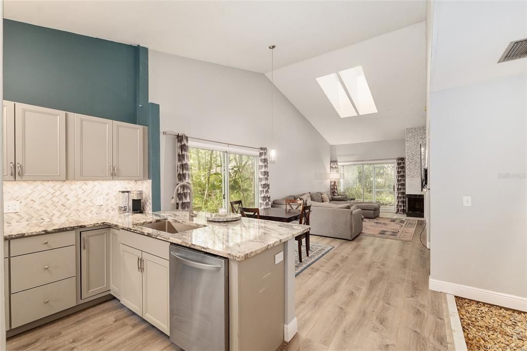 合同活跃: $275,000 (3 贝兹, 2 浴室, 1683 平方英尺)