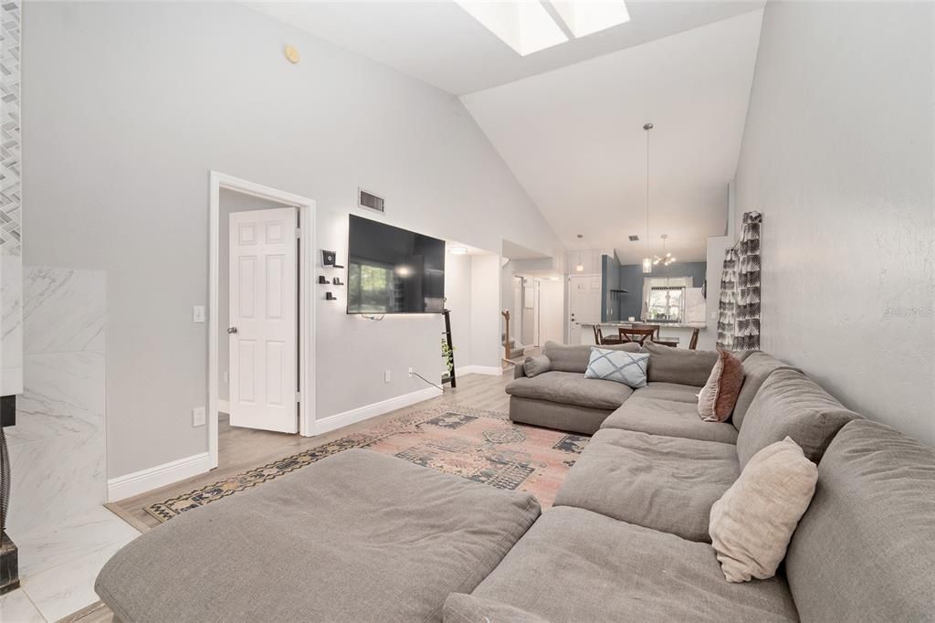 合同活跃: $275,000 (3 贝兹, 2 浴室, 1683 平方英尺)