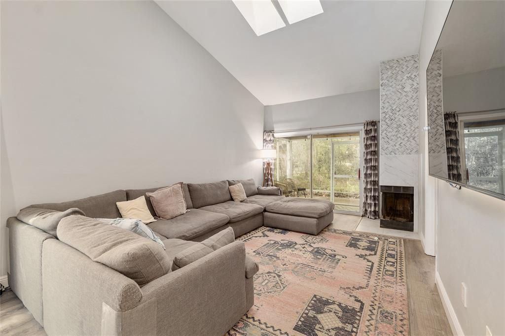 合同活跃: $275,000 (3 贝兹, 2 浴室, 1683 平方英尺)