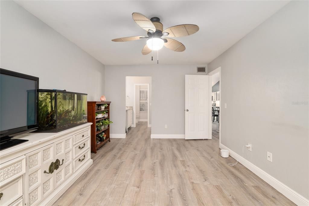 合同活跃: $275,000 (3 贝兹, 2 浴室, 1683 平方英尺)