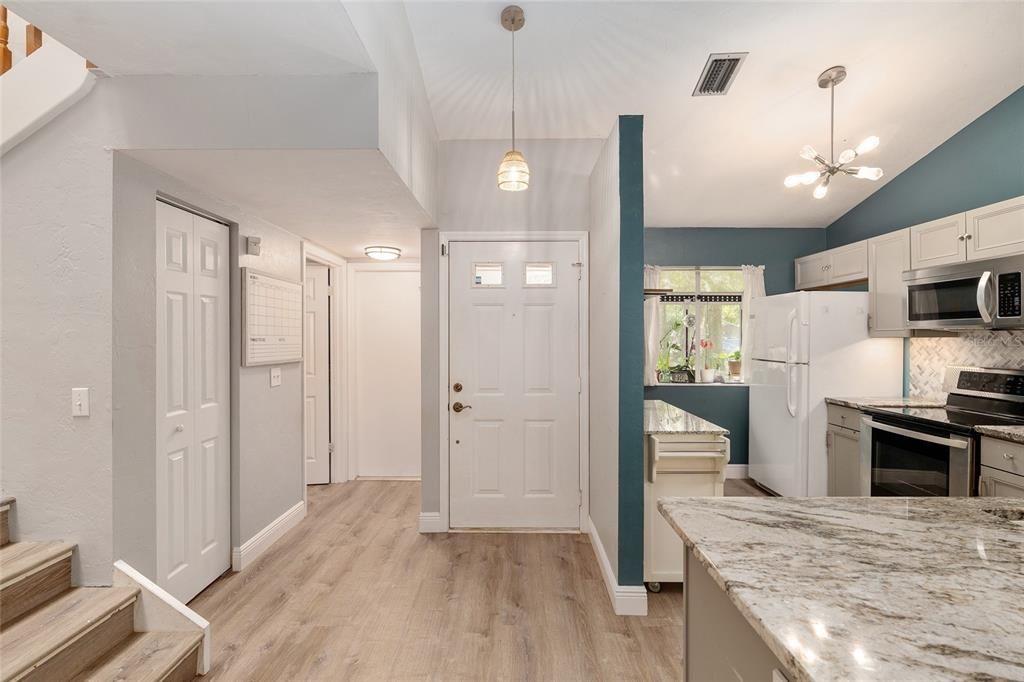 合同活跃: $275,000 (3 贝兹, 2 浴室, 1683 平方英尺)