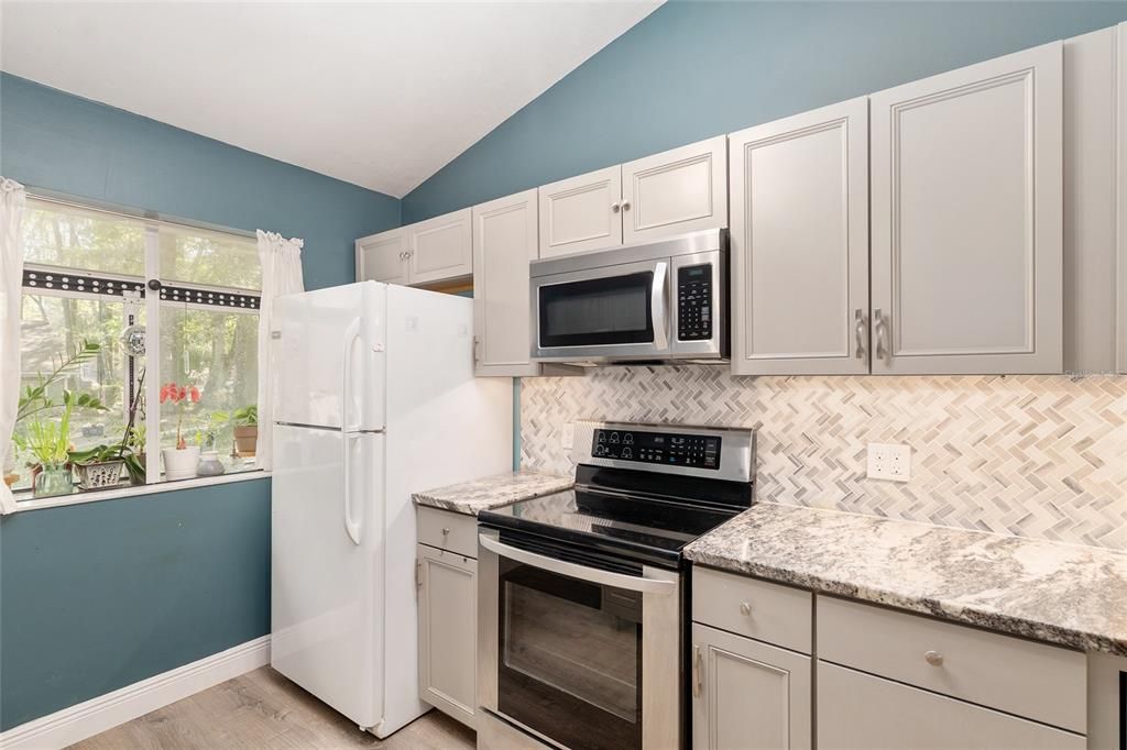 合同活跃: $275,000 (3 贝兹, 2 浴室, 1683 平方英尺)