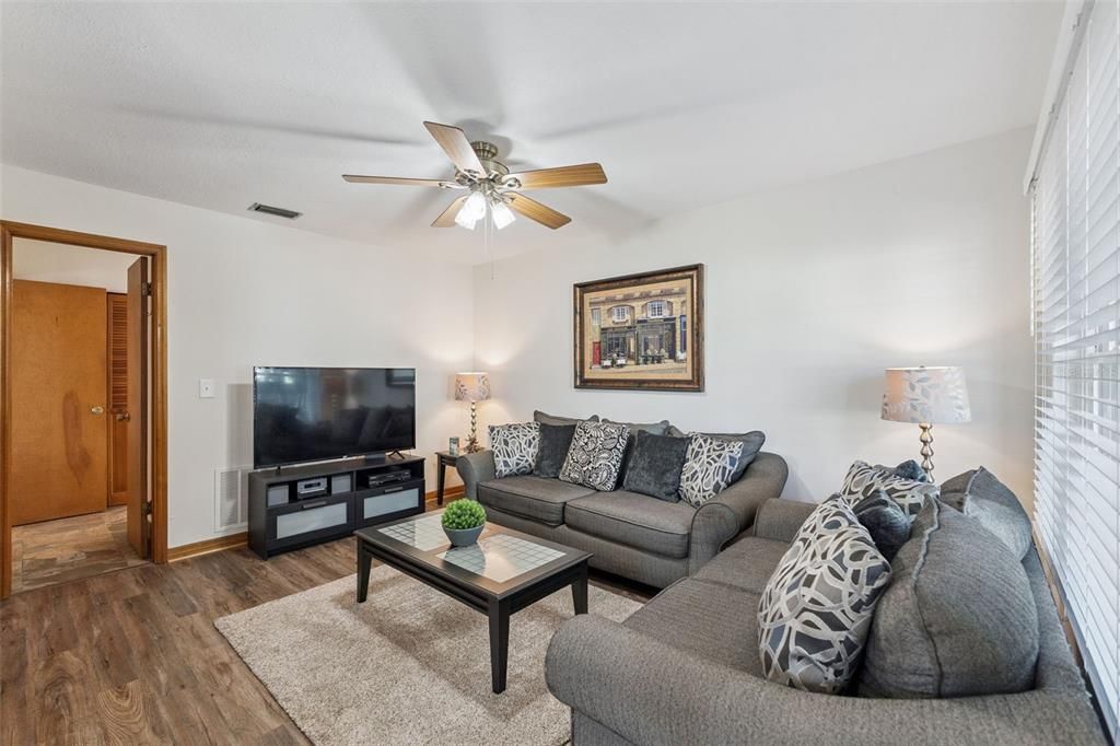 For Sale: $125,000 (1 beds, 1 baths, 624 Square Feet)