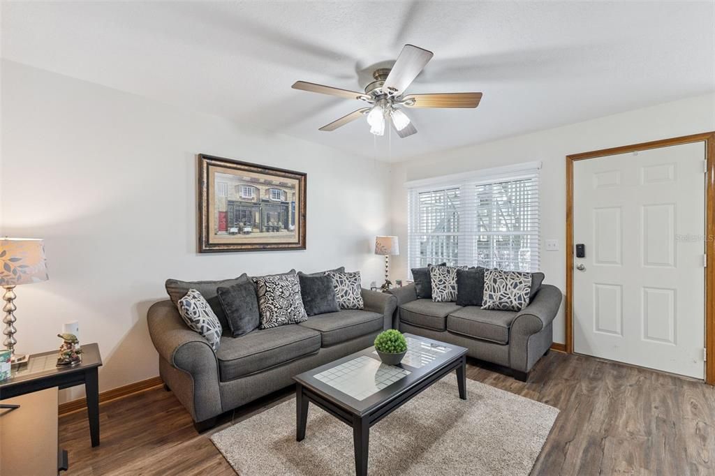 For Sale: $125,000 (1 beds, 1 baths, 624 Square Feet)