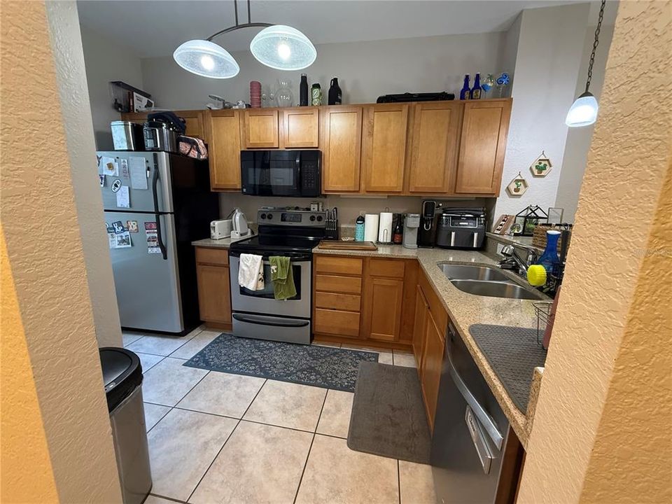 Active With Contract: $1,900 (2 beds, 2 baths, 1450 Square Feet)
